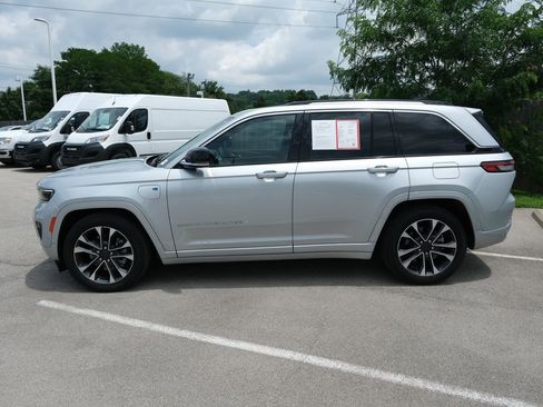 Used 2023 Jeep Grand Cherokee Overland w/ Advanced Protech Group III AWD/4WD image 10