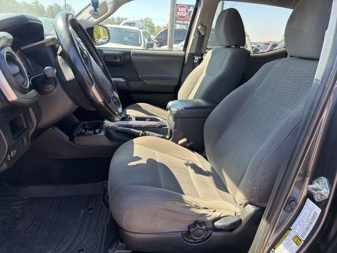 Used 2016 Toyota Tacoma SR5 w/ Towing Package image 7