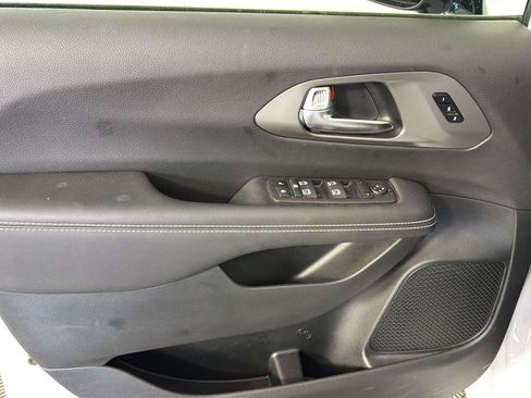 Used 2025 Chrysler Pacifica Select FWD image 22
