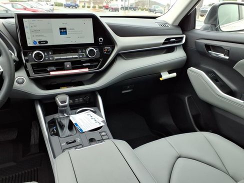 New 2026 Toyota Highlander XLE image 9