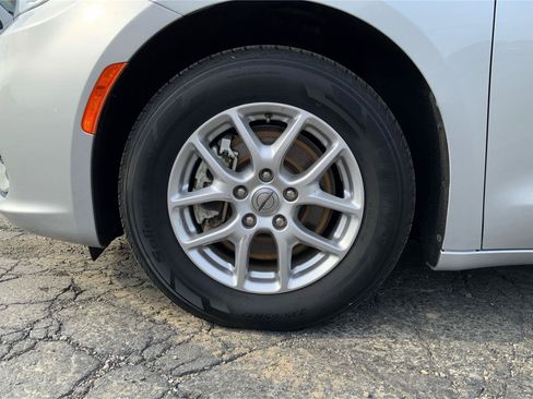 Used 2024 Chrysler Pacifica Touring-L FWD image 25