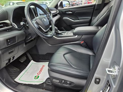 Used 2022 Toyota Highlander XLE image 11
