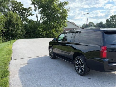 Used 2019 Chevrolet Suburban Premier AWD/4WD image 3