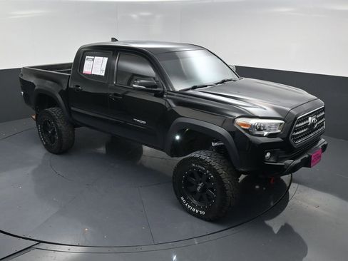 Used 2017 Toyota Tacoma TRD Off-Road w/ Tow Package (A/T) image 14