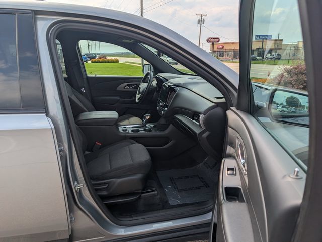 Used 2023 Chevrolet Traverse LT w/ Midnight/Sport Edition AWD/4WD image 4