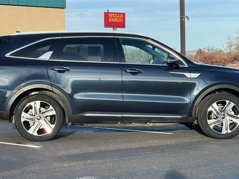 Used 2023 Kia Sorento EX image 2
