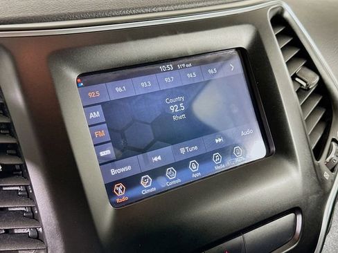 Used 2019 Jeep Cherokee Latitude Plus w/ Cold Weather Group AWD/4WD image 18