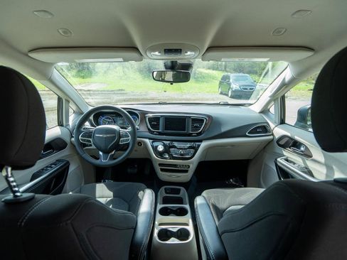 Used 2023 Chrysler Voyager LX FWD image 10