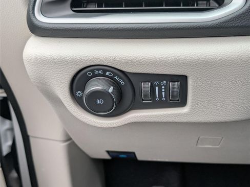 Used 2023 Chrysler Pacifica Touring-L FWD image 21