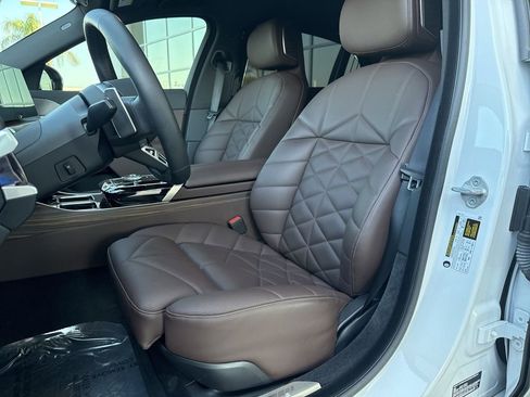 Used 2024 BMW 740i image 11