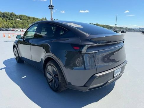 Used 2026 Tesla Model Y AWD image 5