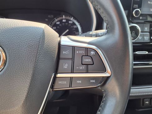 Used 2020 Toyota Highlander XLE image 17