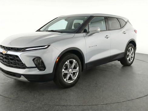 Used 2025 Chevrolet Blazer LT image 3
