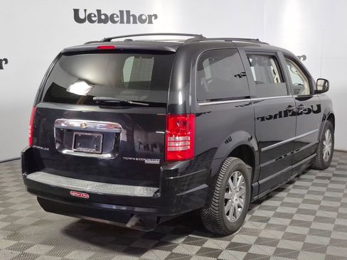 Used 2009 Chrysler Town & Country Touring FWD image 8