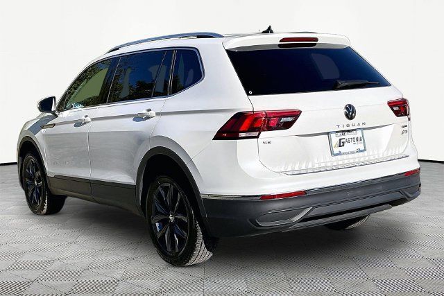 Used 2023 Volkswagen Tiguan SE AWD/4WD image 2