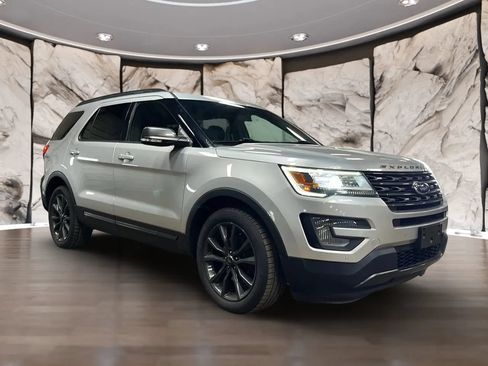 Used 2017 Ford Explorer XLT w/ Equipment Group 202A AWD/4WD image 13