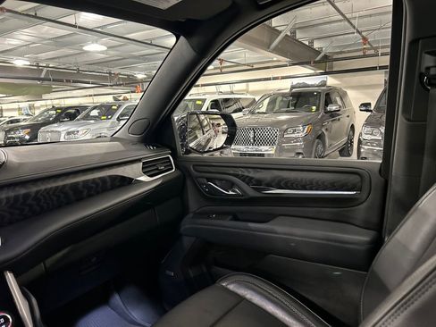 Used 2023 GMC Yukon XL Denali w/ Advanced Technology Package AWD/4WD image 25