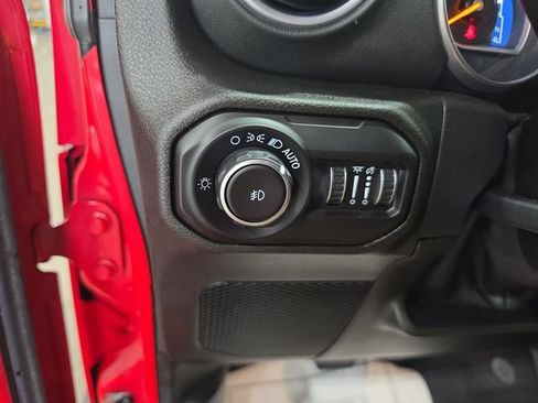 Used 2018 Jeep Wrangler Unlimited Sahara w/ Cold Weather Group AWD/4WD image 20