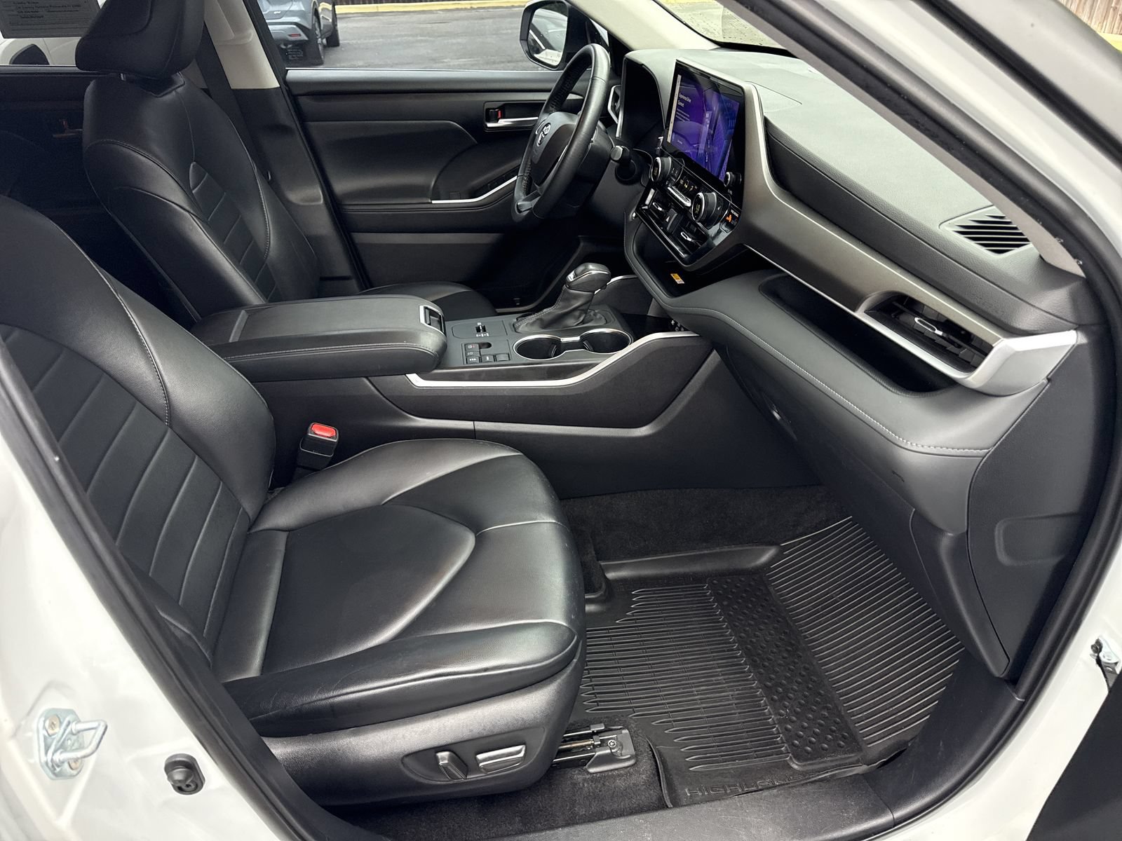 Used 2023 Toyota Highlander XLE FWD image 35