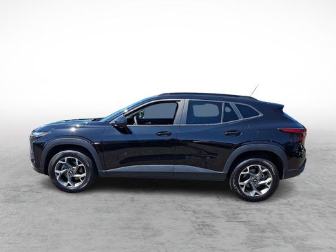 Used 2025 Chevrolet Trax LT FWD image 2