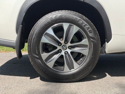 Used 2021 Toyota Highlander XLE AWD/4WD image 38