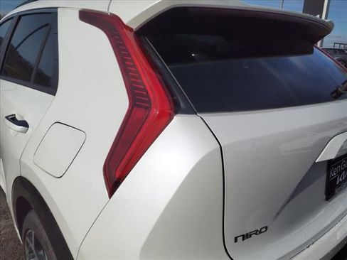 Used 2023 Kia Niro SX Touring image 9