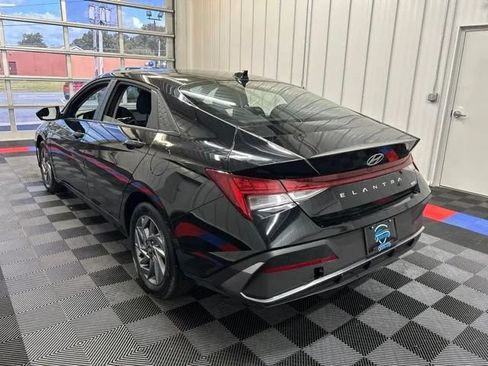 Used 2025 Hyundai Elantra Hybrid FWD image 5