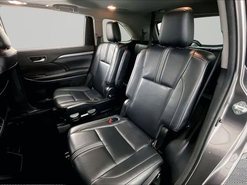 Used 2018 Toyota Highlander SE image 20