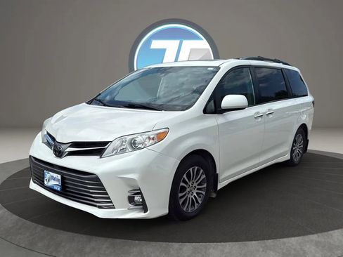 Used 2019 Toyota Sienna XLE w/ Entertainment Package image 18