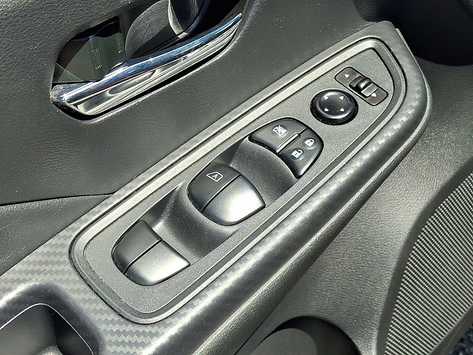Used 2025 Nissan Versa SV FWD image 15