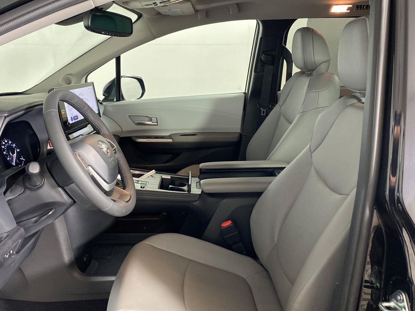Used 2026 Toyota Sienna XLE AWD/4WD image 25