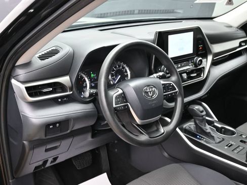 Used 2024 Toyota Highlander LE AWD/4WD image 15