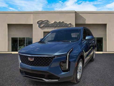 Used 2024 Cadillac XT4 Luxury w/ Cold Weather Package FWD image 7