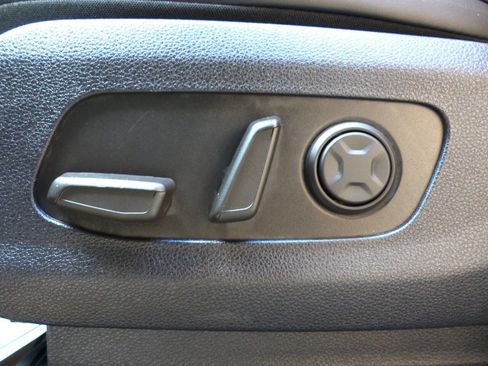 Used 2025 Kia Carnival EX image 26