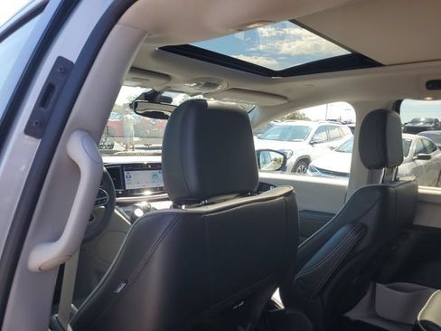 Used 2024 Chrysler Pacifica Limited AWD/4WD image 12