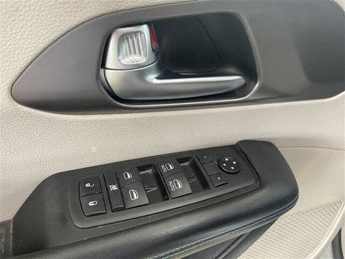 Used 2021 Chrysler Pacifica Touring FWD image 12
