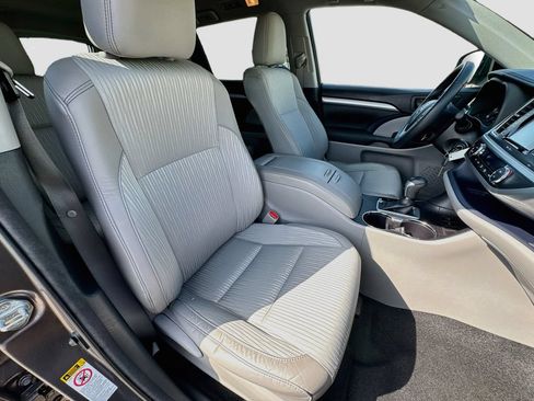 Used 2015 Toyota Highlander Plus FWD image 33