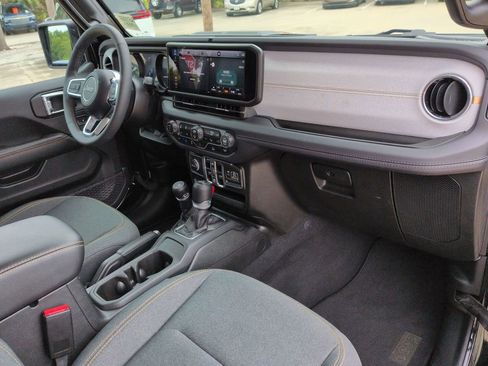 Used 2025 Jeep Wrangler Unlimited Sahara AWD/4WD image 26