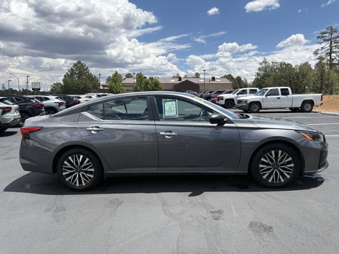 Used 2025 Nissan Altima 2.5 SV FWD image 7