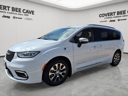 Used 2023 Chrysler Pacifica Pinnacle image 3