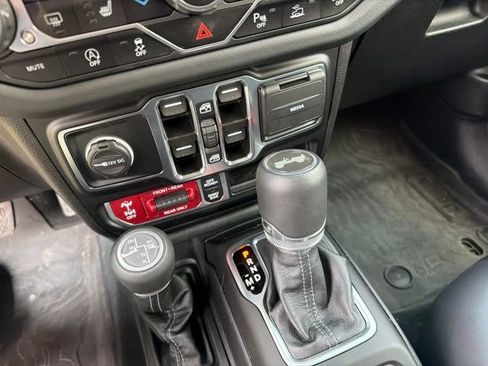 Used 2024 Jeep Wrangler Unlimited Rubicon AWD/4WD image 11