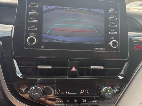 Used 2022 Toyota Camry SE image 4