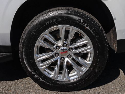 Used 2024 GMC Yukon XL SLT image 9