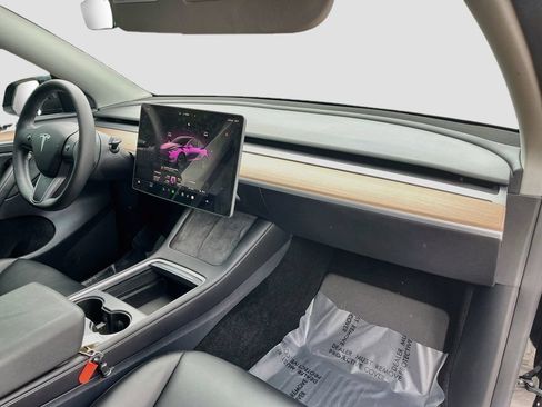 Used 2025 Tesla Model Y Long Range RWD image 29