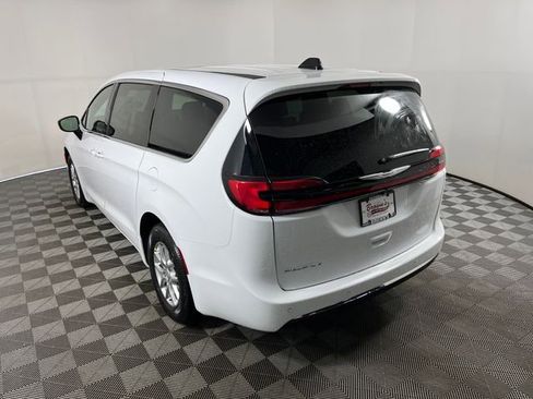 New 2026 Chrysler Pacifica Select image 3