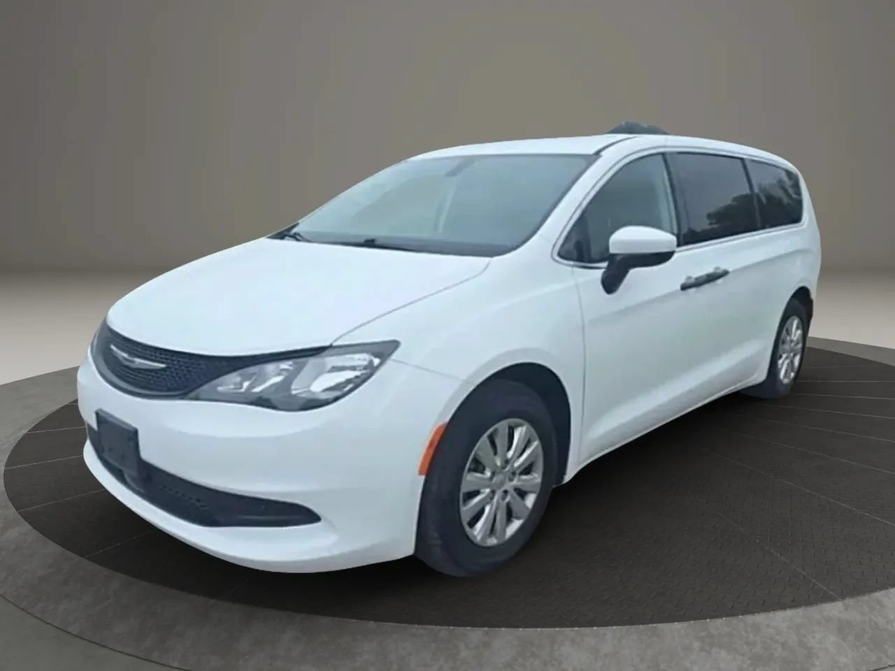 Used 2021 Chrysler Voyager L FWD image 3