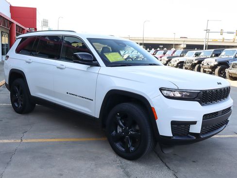 Used 2025 Jeep Grand Cherokee L Altitude image 4