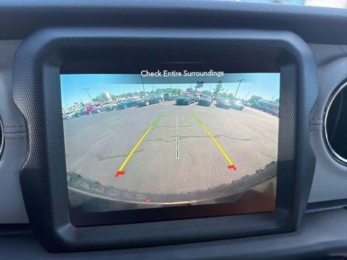 Used 2022 Jeep Wrangler Unlimited Sahara AWD/4WD image 18