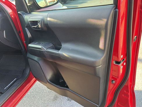 Used 2018 Toyota Tacoma TRD Sport AWD/4WD image 14