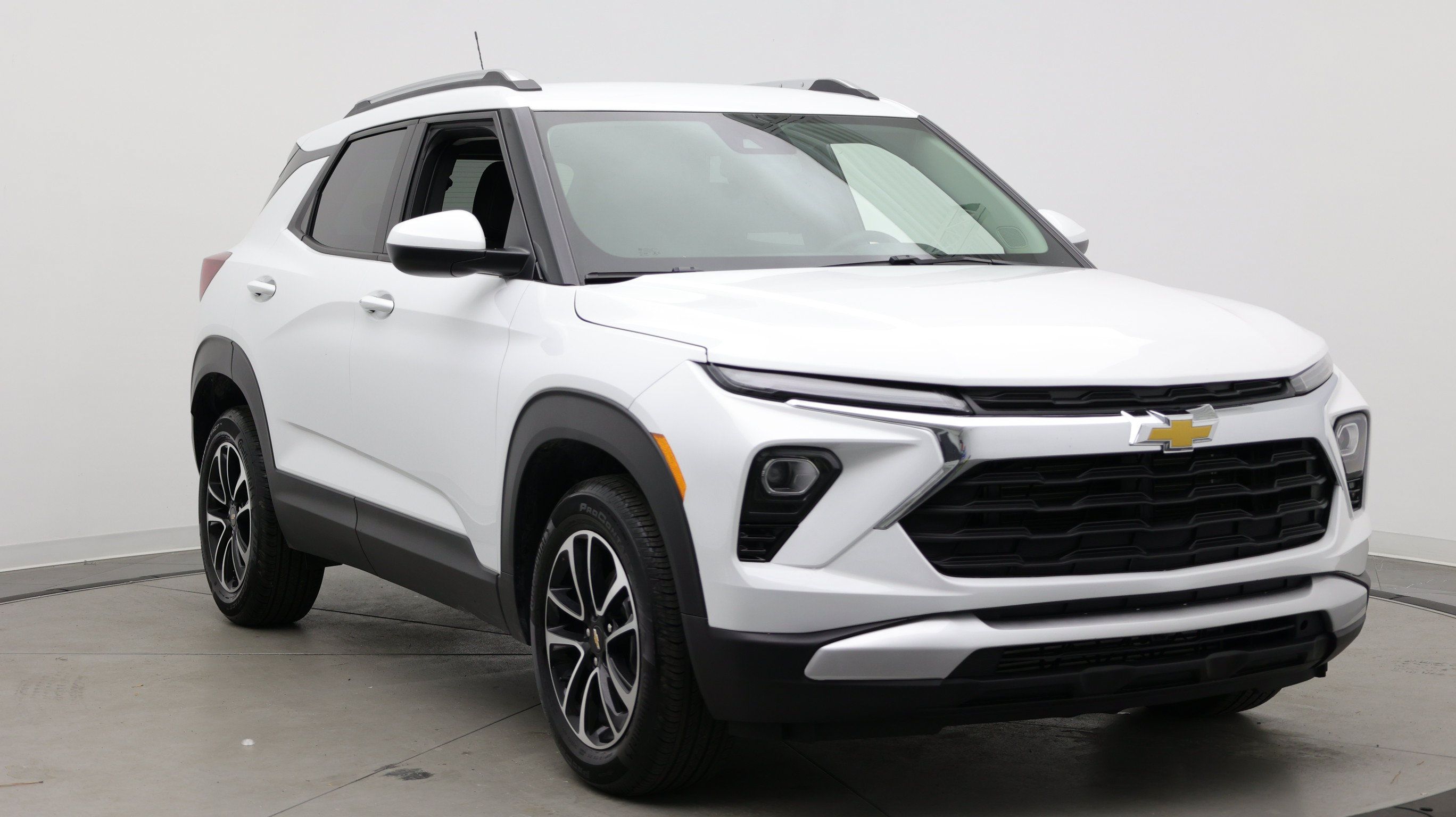 Used 2026 Chevrolet TrailBlazer LT FWD image 3